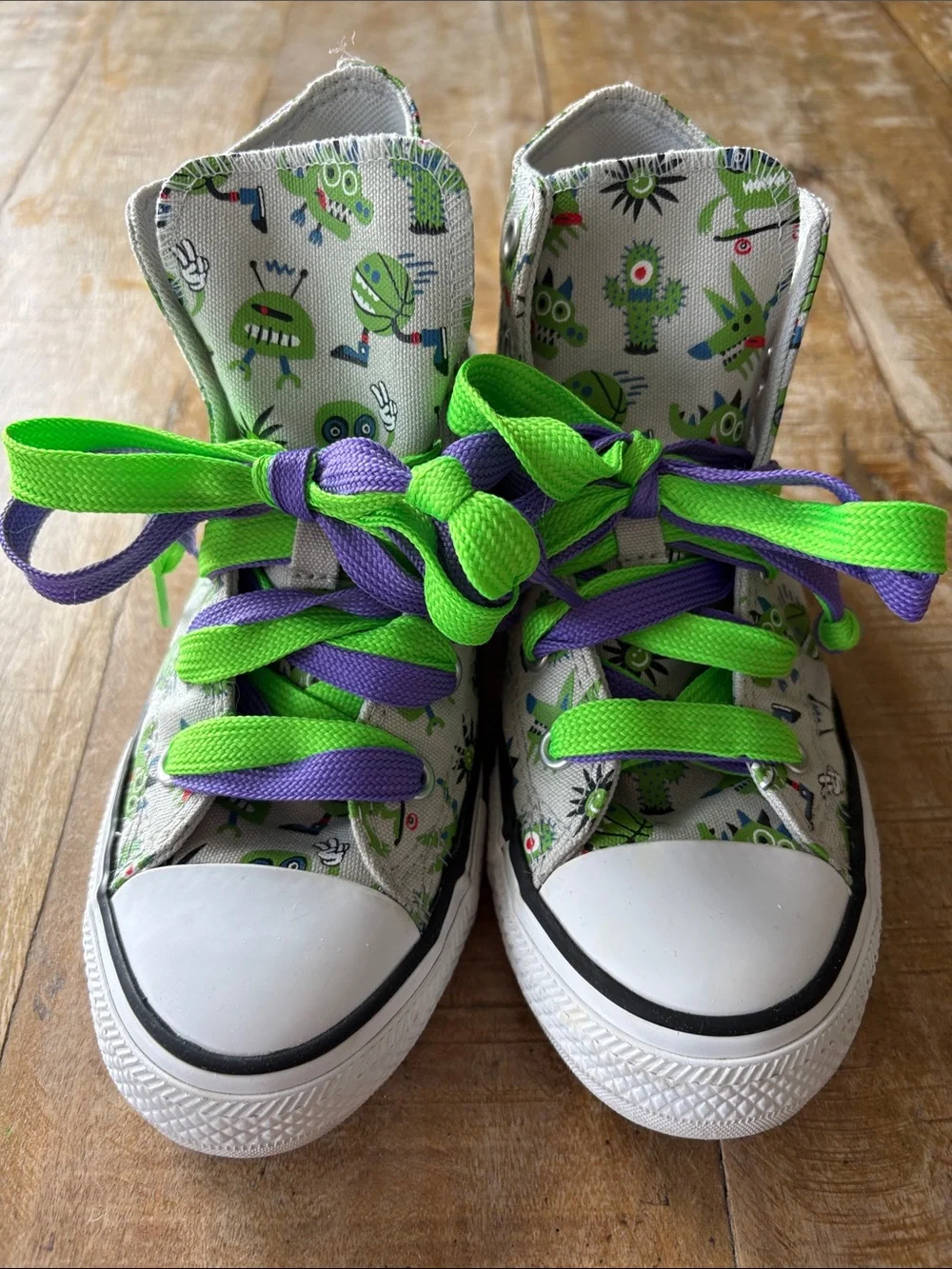 Converse Kids High-Top Sneakers in Green with Alien Print size 1